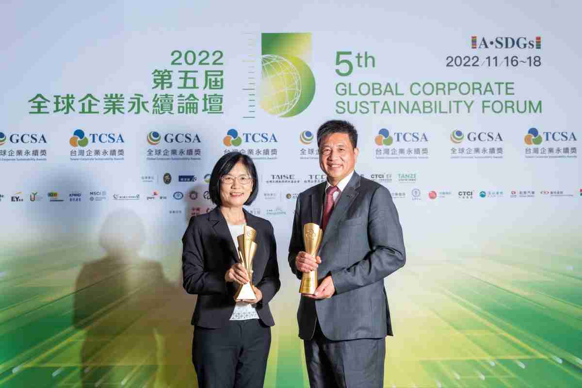 CG电子作为净零碳排先锋，，期引领价值链伙伴同行共好，，，，卫冕制造业组“十大典范企业” 二连冠殊荣(左：CG电子光电永续长古秀华，，，右：CG电子光电董事长暨执行长彭双浪)