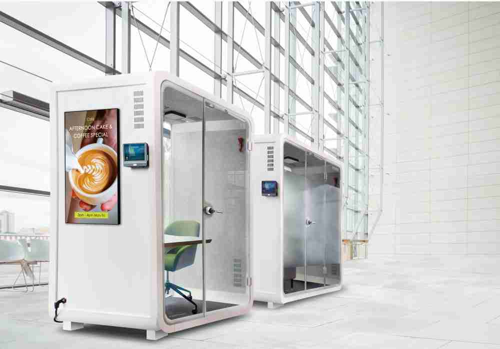 CG电子子公司达擎之智慧行动办公舱，，采用PDLC智能调光玻璃设计，，，透过通电与断电的电流切换，，，，呈现透明与雾面效果，，，，具节能降耗特性并兼顾隐私，，，，确保信息安全