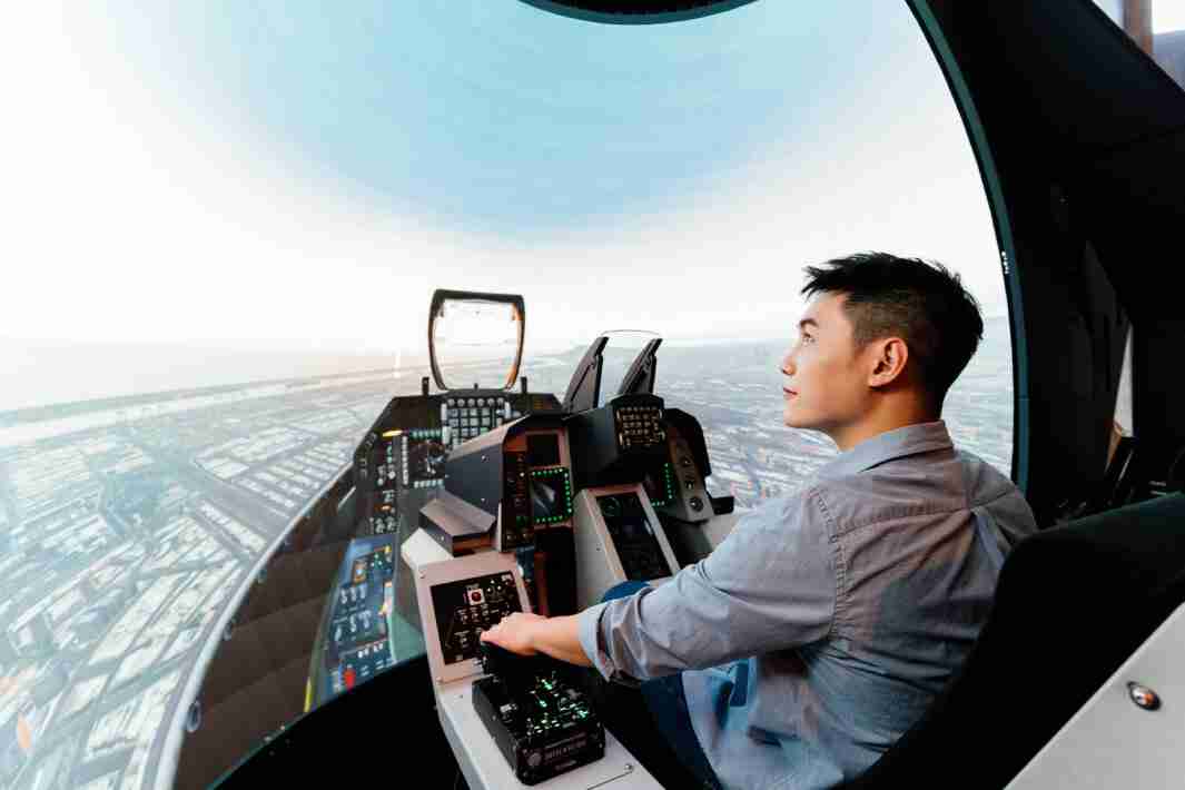 CG电子以P1.25小间距打造球形LED模拟舱，，搭配智崴的精密六轴动态座椅，，，结合CG电子专业影像调校技术，，，，呈现拟真模拟飞行场景