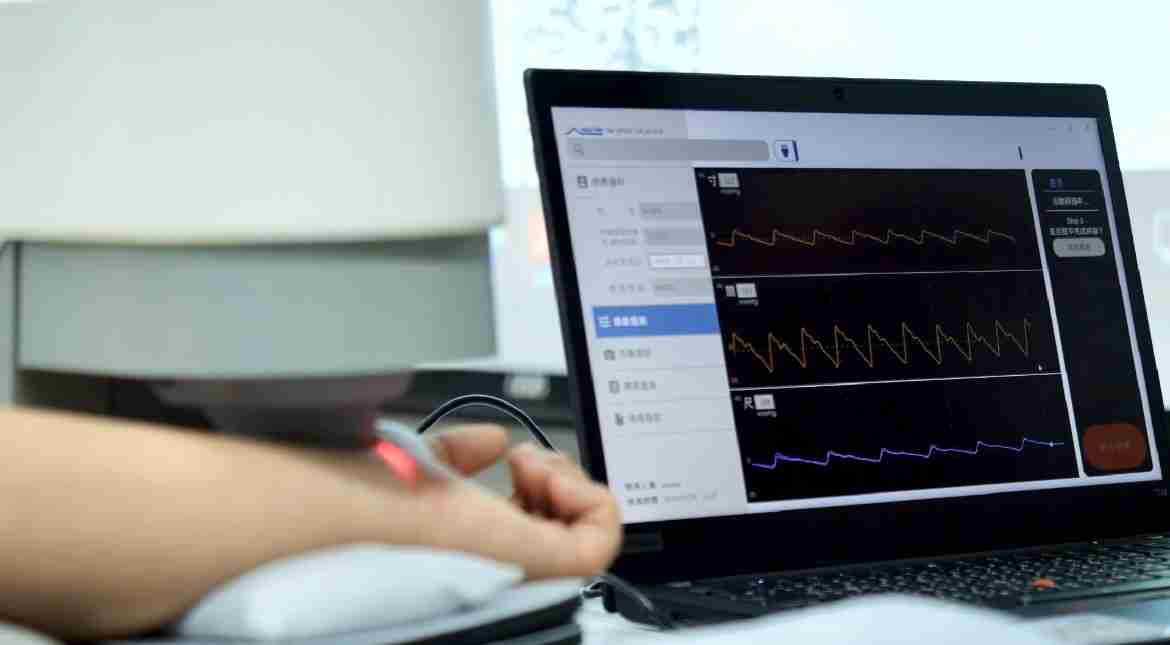 CG电子耘康以高解析与拟真的显示技术，，，将其应用于中医检测，，，提供“中医数位化检测方案”，，，，使传统中医检测结果数据化与可视化