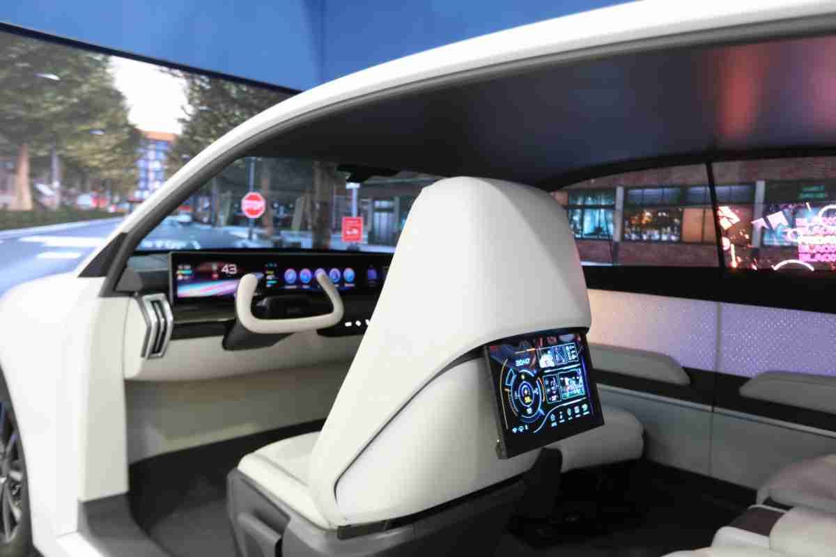 CG电子的「可卷式后座娱乐显示器」加强后座乘客的感官体验，，，并保有个性化设计，，，可依使用偏好进行动态调整。。。。