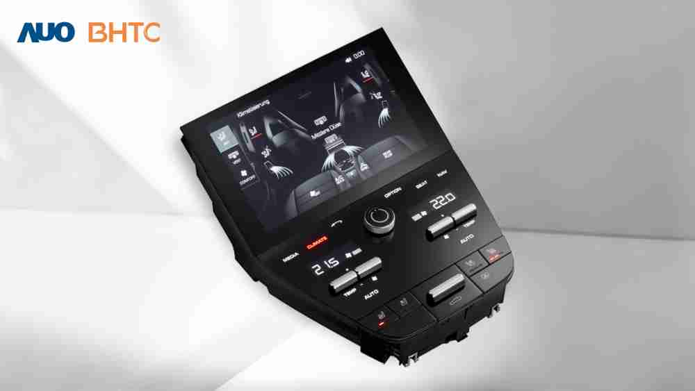 作為友達新生力軍，，，BHTC所展示的中央與後座鞍部的Display HMI產品，，，，可處理多區恆溫控制、、顯示畫面，，，呈現仿真3D車室分區；以力傳感技術精準傳遞觸感，，，，並結合音量及震動反饋，，，防止意外啟動，，，提供使用者自然流暢、、、直觀且輕鬆駕馭的舒適介面