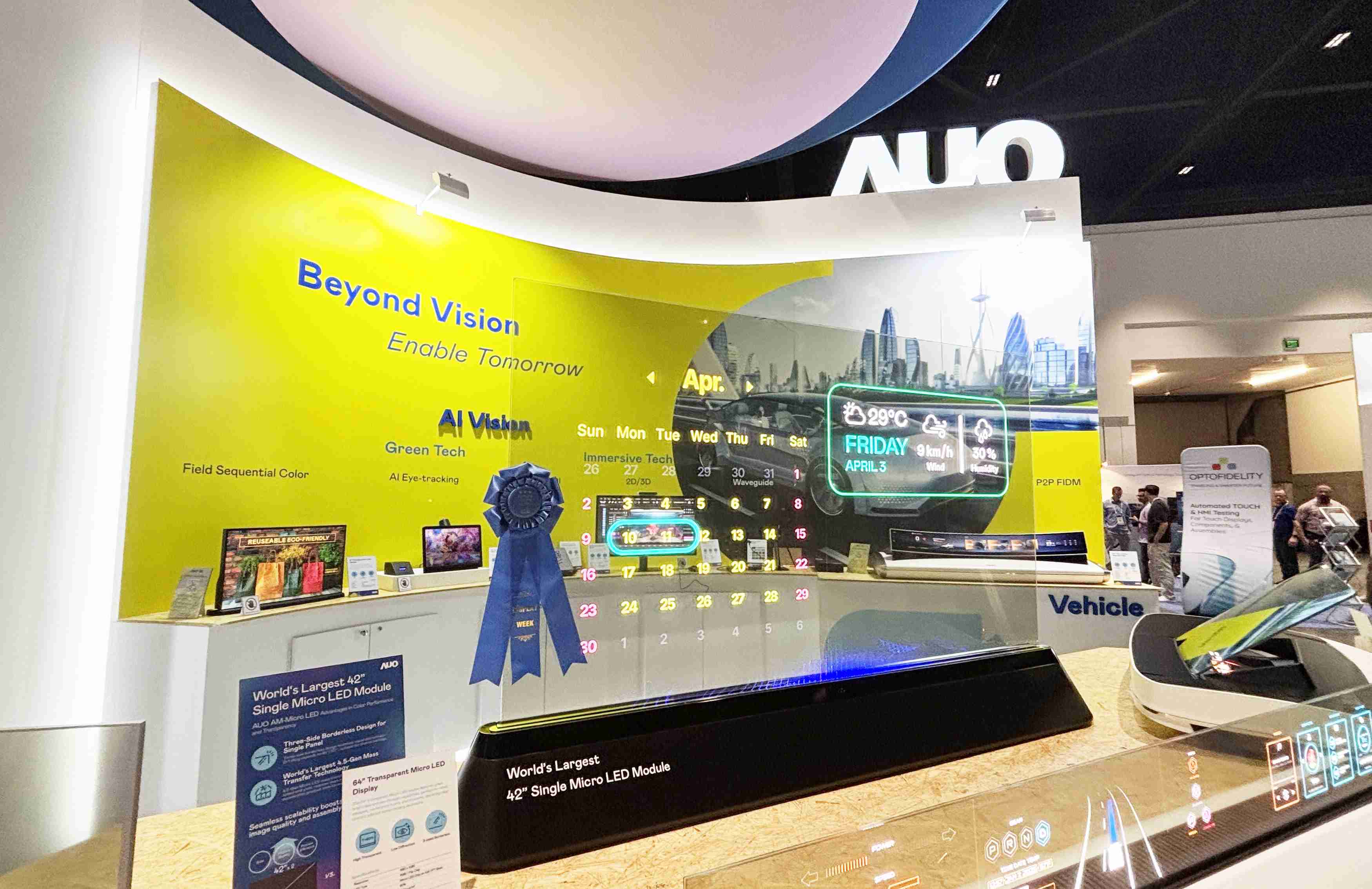 CG电子64吋透明Micro LED显示器获〝最佳Micro LED技术应用奖〞，，，，其绝妙的透明穿透特性，，同时具备1,000 nits的高亮度表现，，并透过精细的无缝拼接延伸，，可依需求灵活应用于多元场域，，，展现出Micro LED显示技术划时空的无限潜力