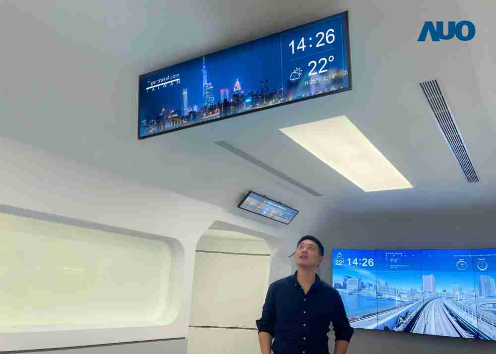 达擎TARTAN “37吋超薄双屏车厢显示器” 采用单一背光设计，，，，将双面显示器厚度大幅缩减至12mm，，支持长条屏 32:9 规格，，，，突破传统分辨率限制，，，提供旅客更清晰实时的乘车信息及广告讯息